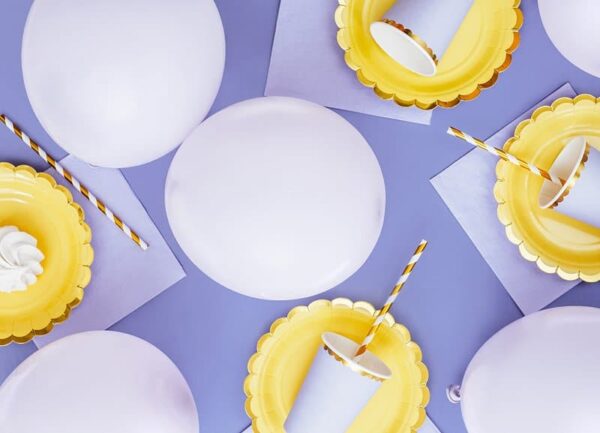 Рожден ден партита украса с жълти хартиени чинии и бели балони, подходящи за празненства и празнични събития.
