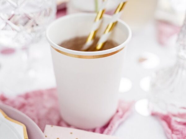 Mladenskо парти, чашка с топла напитка и сламки, празнична украса, събития, празничен дизайн, Party Deluxe, организиране на събития, украса, развлечение, балони, тематични декорации, празнична атмосфера, рождени дни, бизнес събития, забавления, тематични партита, уютна обстановка.