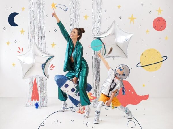 Възхитително парти с балони и тематични декорации за тематично парти, идеално за забавления и празненства, представено от Party Deluxe.