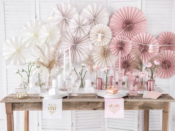 Ръчно изработена декорация за парти с розови и бели хартиени фенери и свежи цветя, перфектна за празненства и специални събития.