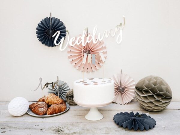 Възможност за оригинално сватбено парти с тематична декорация и торта. Перфектно за празнуване на важни събития, създавайки стилна атмосфера с хартиени и нежни елементи за тържества.