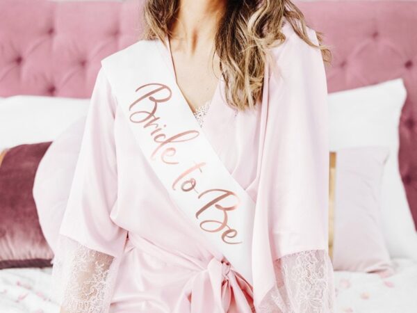 Романтично булчинско облекло с надпис "Bride to Be" за бъдещи булки, идеално за сватбени настроения и момински партита. Перфектен аксесоар за споделяне на щастливия момент.