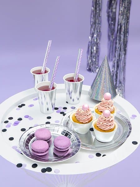 Рожден празничен десерт с мини торти, макарони и напитки с щипки в празничен комплект за парти. Идеално за тържества и весели моменти.