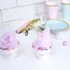 вкусни тези сладки царевични сладоледи с есенция за рожден ден, празнично декорирани с розов пухкав бадем и "сладък" топпер, подходящи за детски празници и торти.