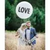 LOVE балон с надпис, сватбена фотосесия на открито, щастливи младоженци, свадбено парти в природна обстановка, празнични украси за сватба, тематична фотосесия, романтично настроение, декорации за събития, сватбени елементи, Party Deluxe, събиране на приятели и семейство, елегантни сватбени аксесоари, персонализирани празнични украси.