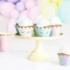 Вкусни кексчета с глазура и сладки деликатеси за детски празници, торти и тематични партита, предлагани от Party Deluxe.