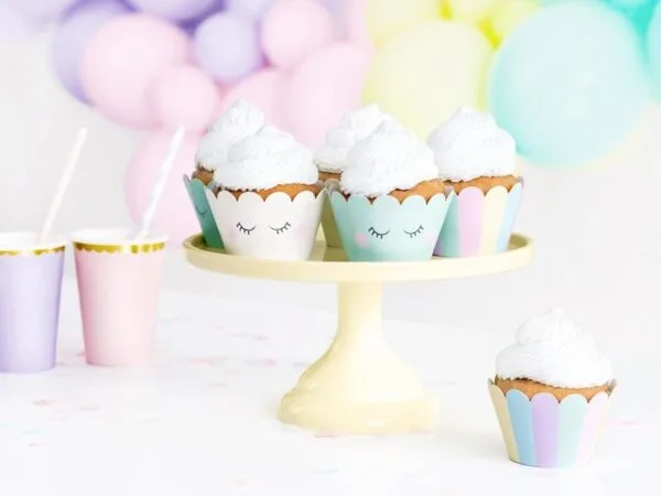 Вкусни кексчета с глазура и сладки деликатеси за детски празници, торти и тематични партита, предлагани от Party Deluxe.