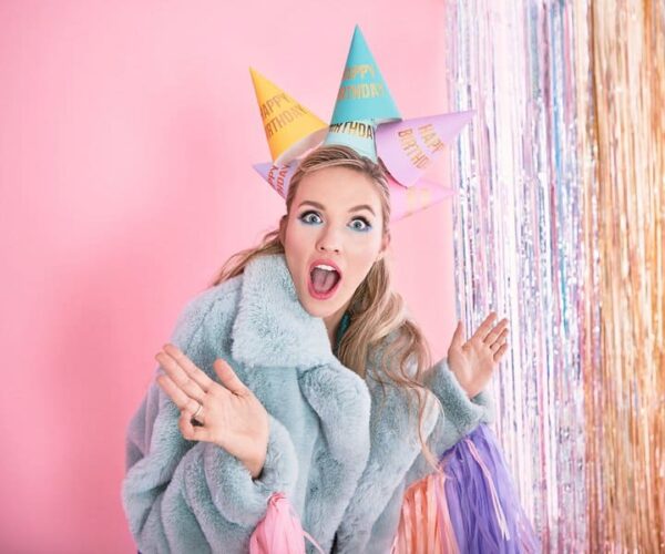 шаблон за рожден ден с жена в костюм и шапки за карнавал, празнична атмосфера, Party Deluxe, украса и забавление за рождения ден, Party Deluxe българия, тематични декорации за парти, весело парти настроение.