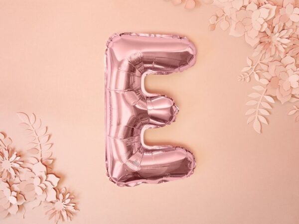Класна розова фольгирована балонна форма буква E за празненство.