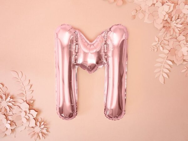 миниатюрен балон с форма на буква "М" за партита и събития, подходящ за декорация, празничен дизайн и тематични събития, свързани с Party Deluxe.bg.