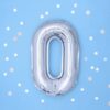 Общ балон с цифра 0 за празнуване на нова година, рожден ден или специален повод, със син фон и конфети.