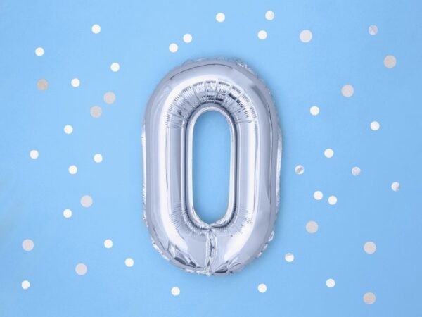Общ балон с цифра 0 за празнуване на нова година, рожден ден или специален повод, със син фон и конфети.