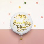 Бял фолиев балон със златен надпис Happy Birthday надут с хелий