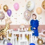 Бял фолиев балон със златен надпис Happy Birthday надут с хелий