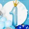 голямо число 1 балон с златна корона, празнична украса за първи рожден ден, синьо и бяло балони, празнична обстановка, детско парти, украса за детско парти, balloon decoration, celebration, first birthday, party supplies, детско празненство.