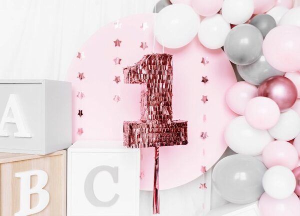 Балони и декорации за първи рожден ден с голяма цифра 1, подходящи за детски партита и празненства. Стилна украса за специален момент на малки рожденници.