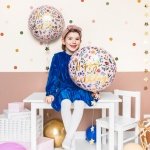 Бял фолиев балон на цветя със златен надпис Happy Birthday надут с хелий