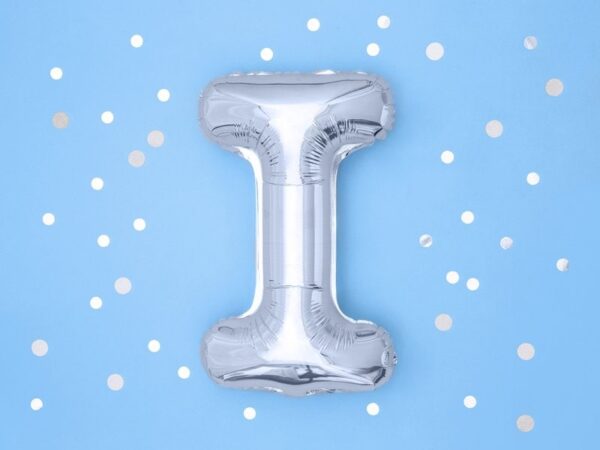 Реалистична сребърна балонформана цифра "1" за празнична украса, перфектна за рождени дни, събития и тематични партита, налична в Party Deluxe.