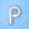 Паселкова балонна буква P, метален балон за парти, празненства или събития, сребърен, с конфети на син фон.