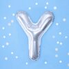 Метален балон във формата на буква Y, светещ и привлекателен за събития, празненства и тържества. Идеален за декорация и създаване на празнична атмосфера.