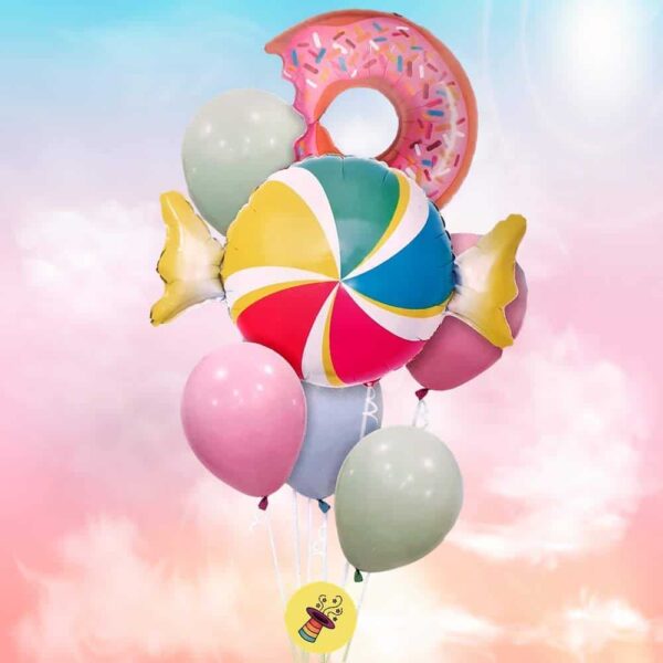 Разноцветни балони за парти с сладолед и бонбони, подходящи за рожден ден или празненство.