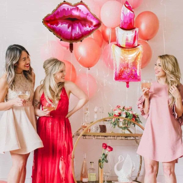 Розови балони с лястовиче устни, празнична атмосфера, дамски приятелки с чаши, тематична парти украса, цветя, напитки, партито Deluxe.