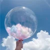 прозрачен балон с цветни пера, подходящ за парти на открито, празнична украса, весел атмосфера, идеи за тематични събития.