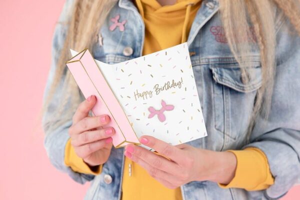 Хартиена картичка за рожден ден с балон и надпис "Честит Рожден Ден" за празнични събития.