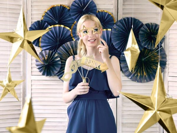 Златни звезди и парти декорации за празник, щастлива жена с маска и веселие, празнични елементи, парти аксесоари, тематична украса с парти декор за незабравимо събитие, Party Deluxe.