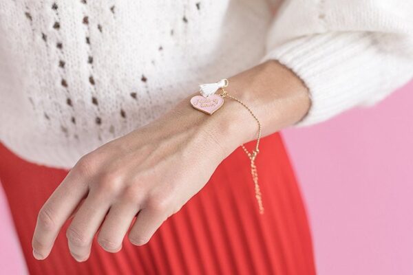 Балансирана детска гривна с нежна верижка и сърце с надпис "You are loved" за специални поводи.