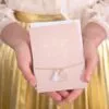 Златна огърлица с висулка и писък "Обичам те" в подаръчна кутия за специални моменти и подаръци.