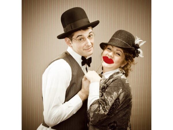 Валяци за парти, хора в костюми в ретро стил, забавен карнавален момент, оригинално парти забавление, тематично парти с костюми.