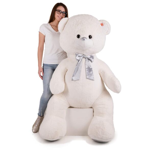 Голям плюшен мечок със сиво панделка, подходящ за детски партита и подаръци. Размерен и пухкав, идеален за игри и украса при празници.