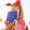 Коледна картичка с еленче и послание за мечти, детска ваканционна украса и бял фон, създаваща празнична атмосфера за Коледа и Нова година.