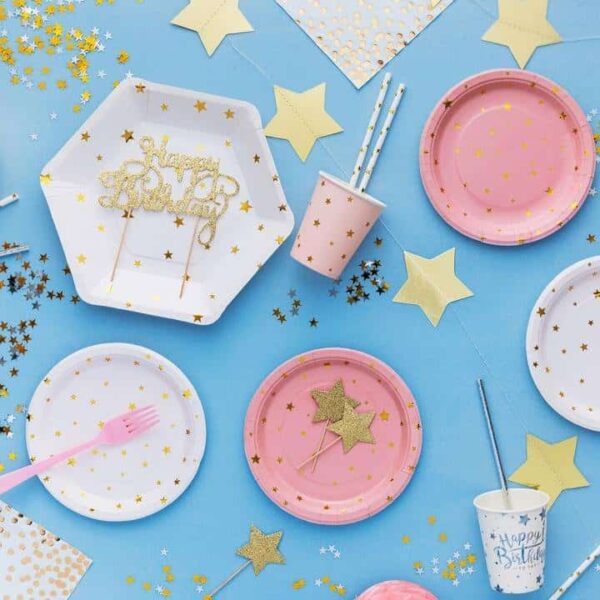 Хартиени чинии с "Честит рожден ден" надпис и звездни декорации, празненство с розови и бели прибори, конфети и свещички, подходящи за рожден ден и celebrarYour celebration with stylish party supplies from Party Deluxe.