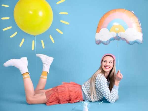 Жълт балон с слънчеви ивици, намира се до забавна майка, която държи цветен балон с дъга. Идеално за тема на парти, весели игри и тематични събития на открито или закрито.