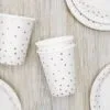 Картонени чаши и пластмасови плочи с розови точкови дизайн за парти, събития и празненства, предлагани от Party Deluxe, идеални за анимационно настроение и веселба.
