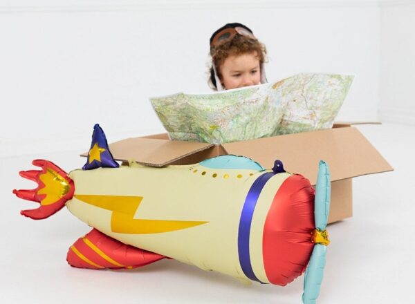 Маскиран малък човек в голям кашон с въздушна торта и карта за пътешествие за детска рожден ден или празник, част от празнични декорации и игри, тематичен парти декор от Party Deluxe.