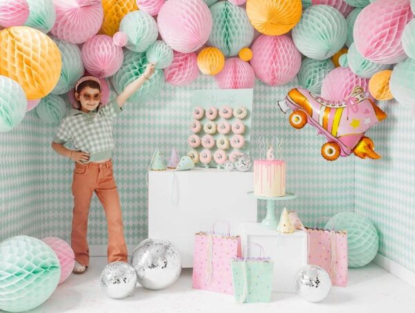Ярък детски рожден ден, украса с балони и тематична декорация за празненство, Party Deluxe. Весела атмосфера с цветни балони, торта и подаръци за незабравим празник.
