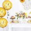 50-годишен рождден ден със златни балони и красиви цветя, перфектен за празнуване.