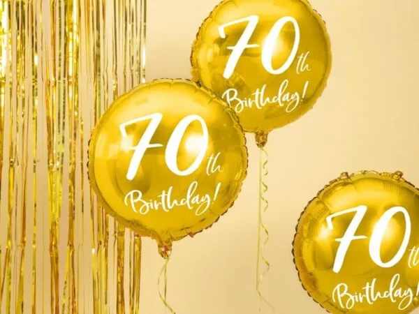 Летящи златни балони с надпис "70th Birthday!", златни партиитчни ленти за рожден ден, парти декорация за 70-годишнина, празнична украса за юбилейна партия.