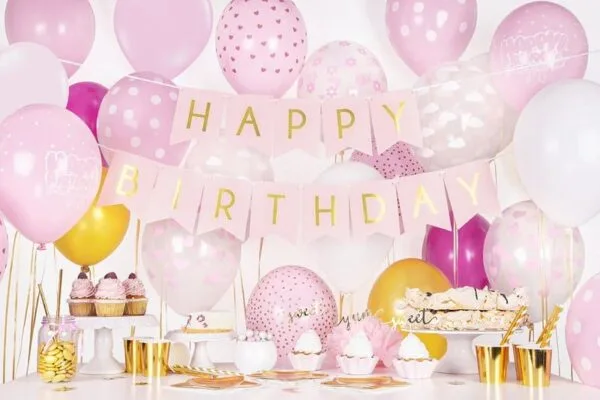 Рожденденска украса с балони и торта, празнична обстановка за парти от Party Deluxe, подходяща за рожден ден с розови, златисти и бели елементи.