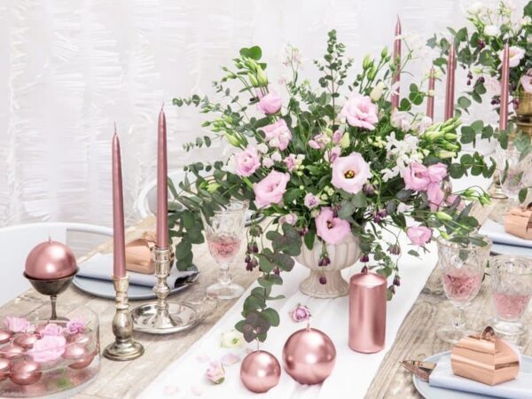 Розова есенция, свещи и цветя за стилна празнична украса, създаващи елегантна атмосфера за специални събития и тържества.