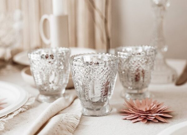 Прозрачни стъклени чаши с дизайн за празненства, елегантна декорация за къщи, сватби и специални събития, подходящи за създаване на празнична атмосфера.