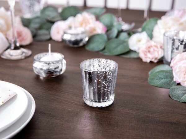 лъскавите сребърни свещници и елегантен декор за празнични събития, Party Deluxe.