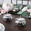 Тайни свещи в кристални чаши, нежна украса за парти и събития, букет от розови цветя и зелени листа, стилна декорация за специални поводи, Party Deluxe България.