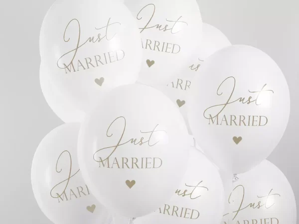 Boujies za svatba, belii s tekst "Just Married" na svatba, dekoracija za venčanje, parties, svadba, dekorativni baloni, svadbeni elementi, usluga najma balona, party dekoracije, Party Deluxe.