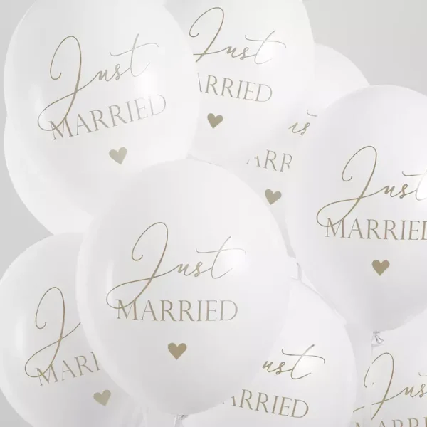 Boujies za svatba, belii s tekst "Just Married" na svatba, dekoracija za venčanje, parties, svadba, dekorativni baloni, svadbeni elementi, usluga najma balona, party dekoracije, Party Deluxe.