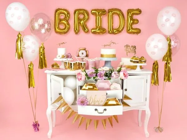 Балонени букви "BRIDE" с розов фон и празнична декорация за сватбени партита и bridal shower. Идеално за украса при подготовката за сватбено тържество или фотосесия.