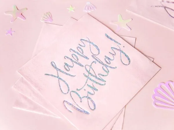 Декоративна картичка с надпис "Честит М birthday" за празнични събития, със светли цветове и тематични елементи за рожден ден.